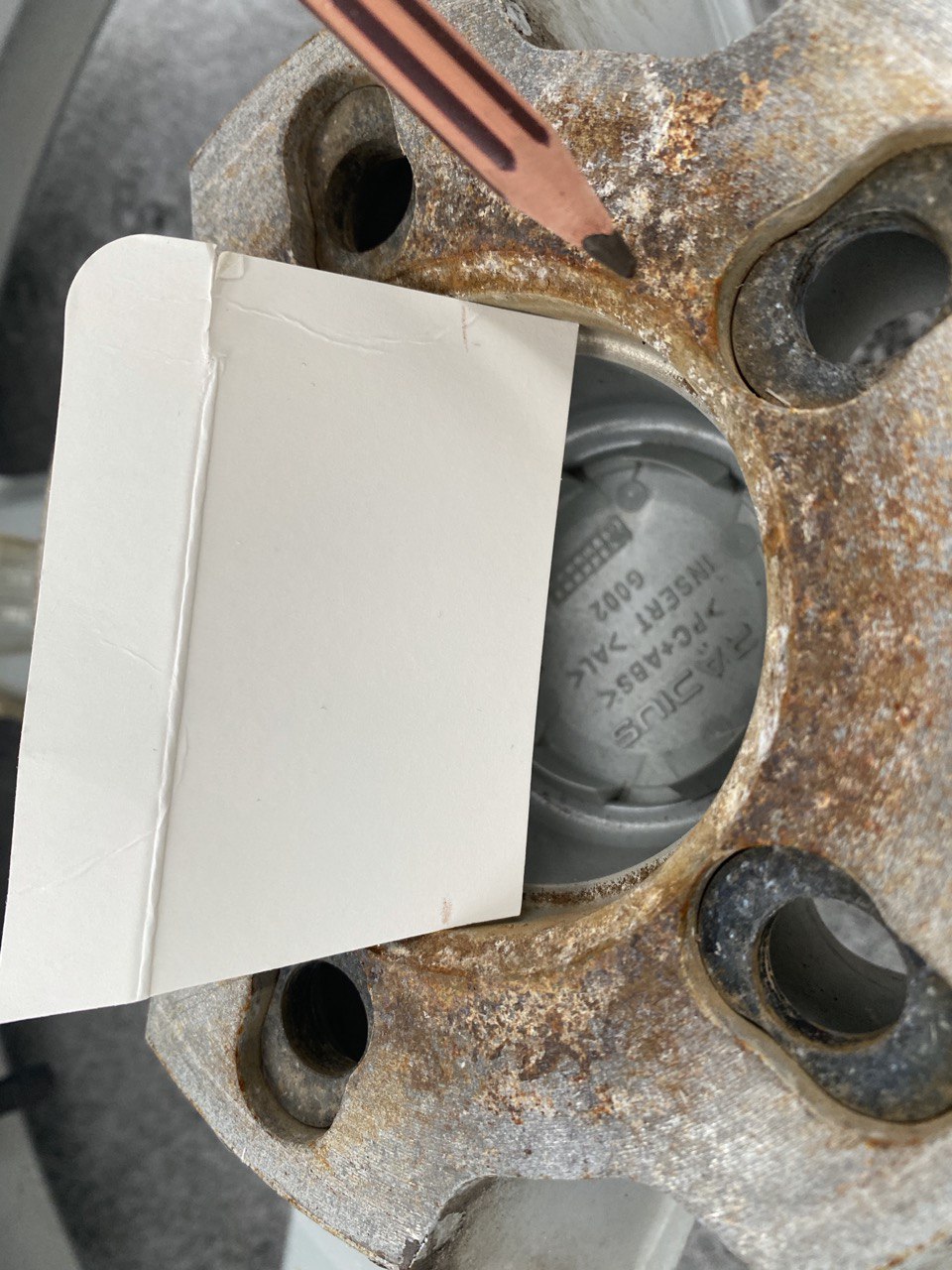 Pahvikiila asetettuna vanteen keskireiään